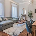 Center - White Lotus Luxury * Como