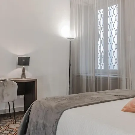Center - White Lotus Luxury
