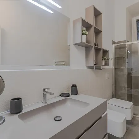 Center - White Lotus Luxury