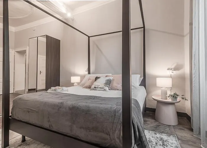 5 Min Historic Center Luxury White Lotus Mansion Апартаменты *